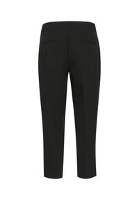 Pantaloni neri a tre quarti con una texture liscia, dotati di una vita piatta, due tasche posteriori e un design pulito e sartoriale.