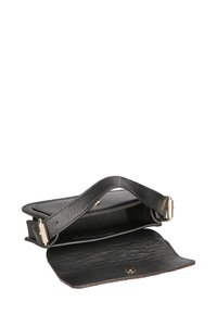 Borsa a mano in pelle nera con una superficie liscia, pattina aperta e tracolla regolabile. Presenta dettagli in metallo color oro e un rivestimento interno in contrasto.