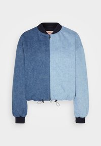 Niebieska denimowa kurtka bomber z zamkiem z przodu, charakteryzująca się dwukolorowym wzornictwem w ciemnych i jasnych odcieniach, ściągaczami przy mankietach oraz regulowanym ściągaczem u dołu.