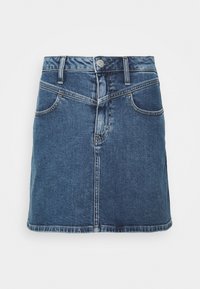 Džínová áčková sukně v tmavě modré barvě, s pěti kapsami, poutky na pásek a předním zapínáním na knoflík se kontrastním prošitím.