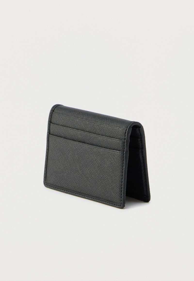 Porte-cartes noir en matériau synthétique texturé. Dispose de plusieurs emplacements pour cartes et d'un design compact et plié. Simple et fonctionnel.