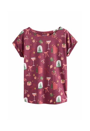 Chemise à manches courtes couleur bordeaux avec un imprimé festif comprenant des sapins de Noël, des cadeaux emballés, des nœuds, des cannes en sucre d'orge, des ornements et des verres à cocktail.