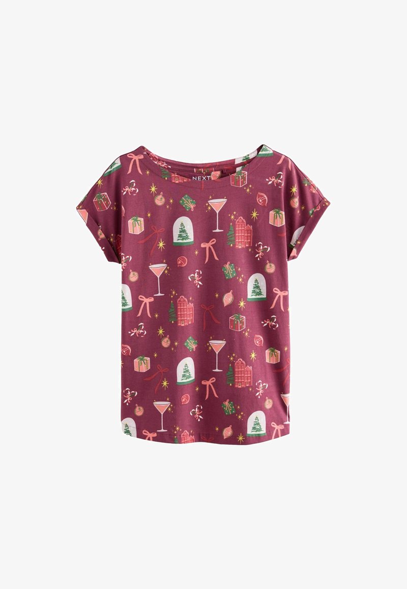 Chemise à manches courtes couleur bordeaux avec un imprimé festif comprenant des sapins de Noël, des cadeaux emballés, des nœuds, des cannes en sucre d'orge, des ornements et des verres à cocktail.