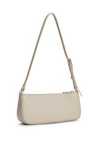 Μπεζ δερμάτινη τσάντα ώμου με μακρύ ρυθμιζόμενο λουρί και επάνω φερμουάρ, απεικονισμένη σε λευκό φόντο.