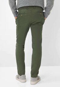 Olijf groene chinos gemaakt van een katoenmix, met een slim fit ontwerp, achterzakken met knoopsluitingen en enkellange zoom.