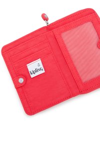 Portafoglio in tessuto rosso con scomparti per carte, tasca per ID in rete e chiusura a scatto con etichetta brandizzata e comparto con zip.