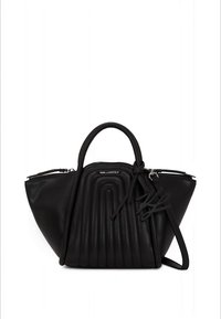 Svart läderhandväska med en böjd design, med ränder på kroppen, dubbla övre handtag och en avtagbar axelrem.