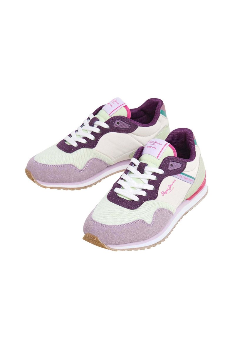 Sneaker verde chiaro e viola con una combinazione di materiali in tela e suede, con lacci bianchi e dettagli rosa sulla linguetta e sul tallone.