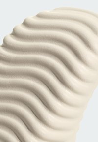 Aalto-tekstuuriin perustuva pehmuste, jonka väri on pehmeä kerma. Se on varustettu sileillä, aaltoilevilla viivoilla ja hienoisesti kiiltävällä pinnalla, mikä lisää kosketusviehätysvoimaa.