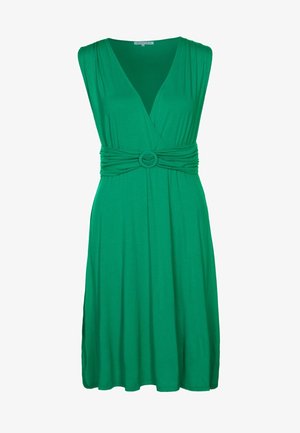 Robe verte sans manches avec un col en V, taille froncée ornée d'un accent circulaire, fabriquée en tissu doux et fluide avec une texture lisse.