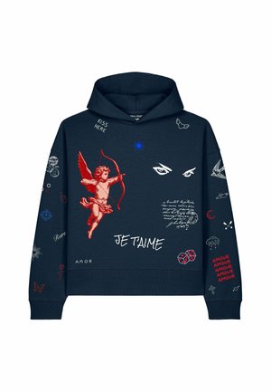Sweat à capuche bleu marine avec un cupidon rouge tenant un arc, yeux blancs, texte en français et espagnol, petits graphiques comme des dés, des cœurs, des oiseaux et des nuages dispersés.
