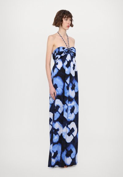 Robe maxi en motif floral bleu et noir, avec un design sans bretelles, un détail avant twisté et une jupe fluide.
