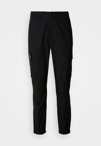 Zwarte cargobroek van stof, met een elastische tailleband, knoopsluiting en meerdere zijzakken met kleppen.