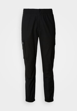Zwarte cargobroek van stof, met een elastische tailleband, knoopsluiting en meerdere zijzakken met kleppen.