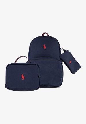 Granatowy plecak, worek i etui z czerwonym haftowanym logo. Gładki materiał, zaokrąglone kształty i zamki błyskawiczne do przegródek.