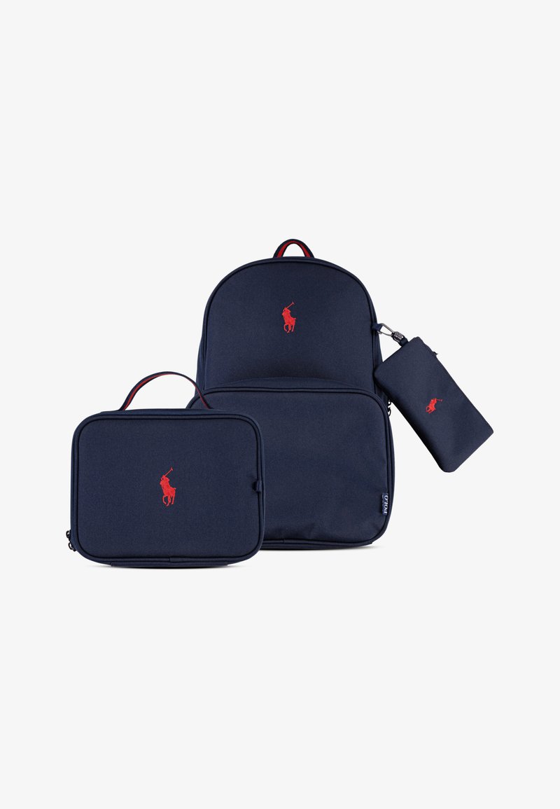 Σακίδιο ναυτικού μπλε χρώματος, θήκη και κασετίνα με κόκκινο κεντημένο λογότυπο. Λείο ύφασμα, στρογγυλεμένα σχήματα και φερμουάρ για θήκες.