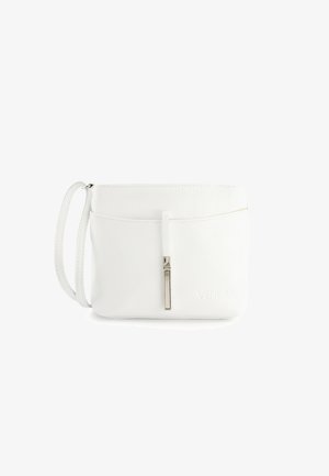 Malá bílá kabelka na zápěstí s přední kapsou, texturovanou horní částí a stříbrným svislým jezdcem zipu.