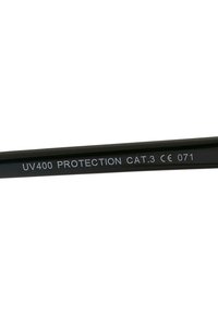 Sorte solbrilleramme med gravert tekst som sier "UV400 BESKYTTELSE CAT.3 CE 071" på siden. Glatt tekstur med matt finish.