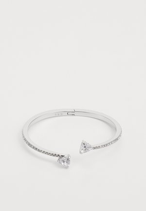 Zilveren bangle armband met cubic zirconia accenten aan beide uiteinden en een rij kleinere stenen langs de band, cilindervormige vorm.