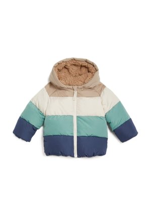 Doudoune enfant avec capuche, blocs de couleur horizontaux en beige, crème, vert et bleu marine, et doublure en polaire marron douce à l’intérieur de la capuche.