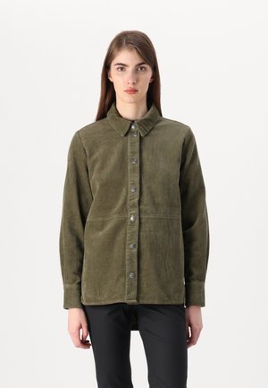 Giacca in corduroy verde oliva con colletto, chiusura frontale a bottoni, due tasche sul petto e maniche lunghe con polsini abbottonati.