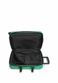 Zelený kufr na kolečkách s černým interiérem. Obsahuje prostornou hlavní přihrádku, zipovou kapsu a teleskopickou rukojeť.