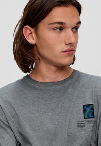 QS MIT APPLIKATION - Langarmshirt - grau