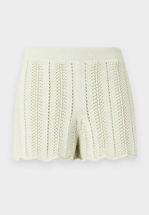 Shorts tricotés couleur crème avec motif rayures ajourées verticales et ceinture côtelée, détail ourlet festonné.