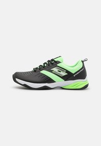 Adidași sport negri și verzi neon, cu plasă la partea superioară, deschidere cu șireturi, guler căptușit și talpă din cauciuc. Prezentă un logo proeminent.