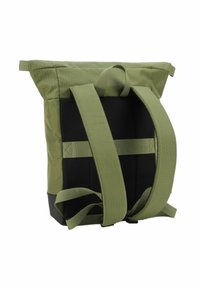 Mochila verde de cierre enrollable con correas ajustables, respaldo de malla negra texturizada y una sección inferior completamente negra. Diseño minimalista.