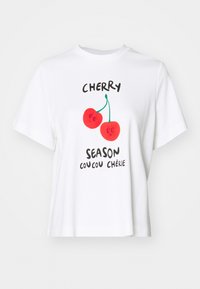Weißes Baumwoll-T-Shirt mit einem grafischen Design von zwei roten Kirschen mit Gesichtsausdrücken und dem Text "CHERRY SEASON COUCOU CHÉRIE."