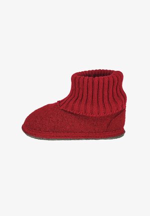 Rote Filz-Ankle-Boots mit geripptem Strickbund und runder Zehenpartie. Weiche Textur mit kontrastierender Sohlendetail. Geeignet für den Innenbereich.