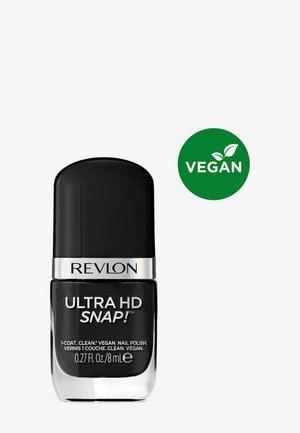 Flasche des schwarzen veganen Nagellacks Revlon Ultra HD Snap mit silbernem Band und grünem veganem Etikett auf weißem Hintergrund.