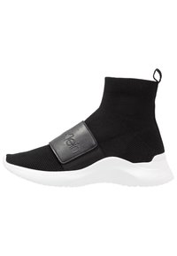 Černé pletené tenisky s designem připomínajícím ponožku, s texturovaným povrchem, vyztuženou patou a bílou gumovou podrážkou. Obsahují detail s logem.