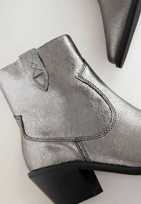 STANDARD WIDE FIT-FOREVER COMFORT BLOCK HEEL - Cowboy-/Bikerstiefelette - metallic silver leather