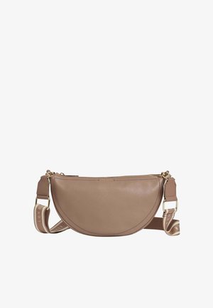 Sac bandoulière marron en forme de demi-lune avec fermeture éclair dorée et bandoulière en tissu réglable portant le texte "London".