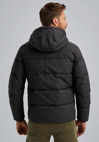 Zwarte gewatteerde jas met een capuchon, voorzien van gestikte delen en een gestructureerde stof. Ontworpen voor warmte met een getailleerde pasvorm.