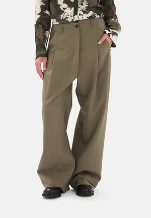 Pantaloni a gamba larga verde oliva in tessuto morbido, con vita alta, due tasche laterali e due bottoni frontali per la chiusura.