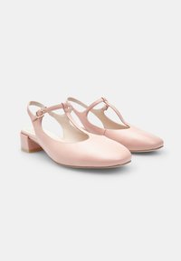 Rozā ādas slingback apavi ar noapaļotu purngali, T-siksnas dizains un zems blokveida papēdis. Gluda tekstūra ar minimāliem akcentiem.