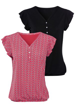 Deux T-shirts : un noir avec un col en V et des boutons, et un rouge imprimé avec des motifs blancs et bleus marine, tous deux avec des manches courtes à volants.