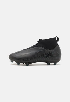Schwarzer Fußballschuh mit schlankem Design, strukturiertem Obermaterial, elastischem Knöchelkragen und sechs runden Stollen für Traktion.