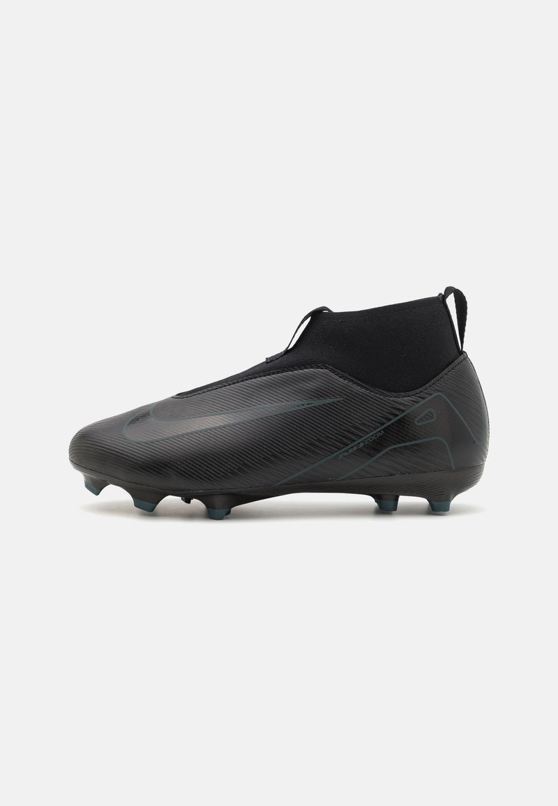 Chaussure de football noire au design élégant, avec une tige texturée, un col de cheville élastique et six crampons ronds pour une meilleure traction.