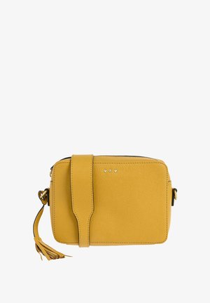 Sac bandoulière en cuir jaune avec une finition texturée, sangle ajustable, fermeture à rabat magnétique et trois accents métalliques à l'avant.