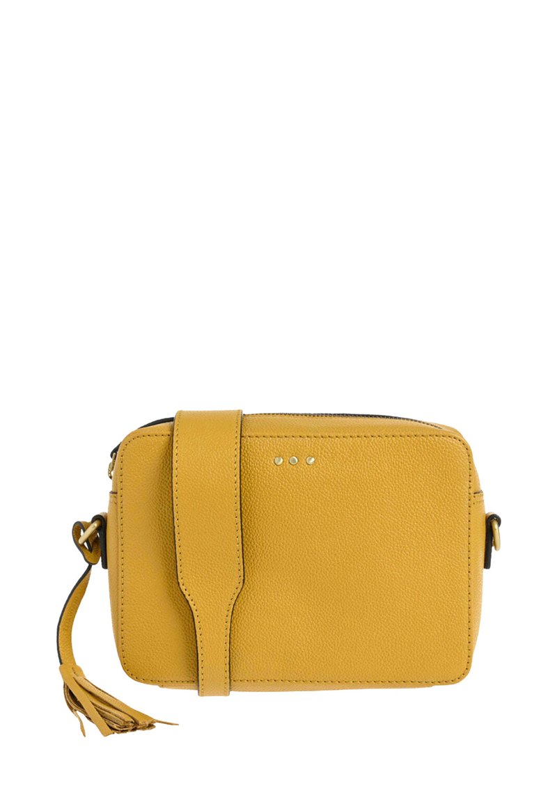 Sac bandoulière en cuir jaune avec une finition texturée, sangle ajustable, fermeture à rabat magnétique et trois accents métalliques à l'avant.
