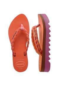 Sandale portocalii cu bretele împletite multicolore și o talpă texturată. Talpa wedge groasă cu un model zigzag în nuanțe de violet și maro.