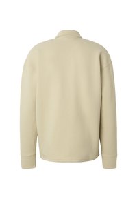 Pullover beige a maniche lunghe con motivo a coste diagonali testurizzate, collo piegato e polsini aderenti, visto da dietro.