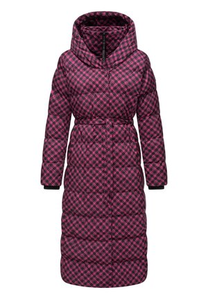 Long manteau matelassé pied-de-poule violet et noir avec col montant, fermeture éclair devant, ceinture à la taille et surpiqures horizontales.