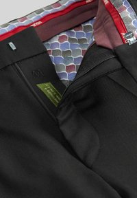 Schwarze Jacke mit Reißverschluss, ausgestattet mit einem roten und gemusterten Innenfutter. Innenlabel sichtbar mit der Größe 'M'. Glatte Stoffoberfläche.