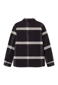 Černá flanelová košile s velkým kostkovaným vzorem v šedé a bílé barvě, s zelenými akcenty, a s límcem na knoflíčky.