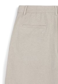Pantaloni beige chiaro realizzati in tessuto strutturato, dotati di una tasca posteriore, passanti per la cintura e un design a gamba dritta.